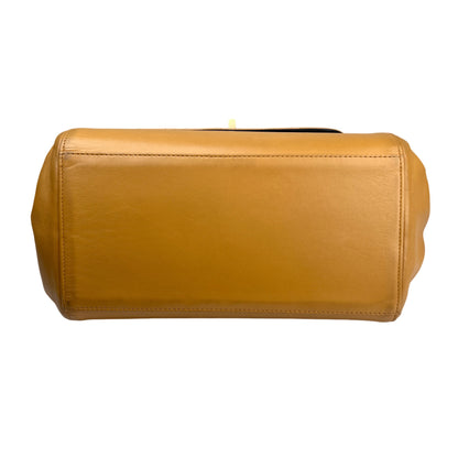 Chanel Beige Shoulder Bags A-16606