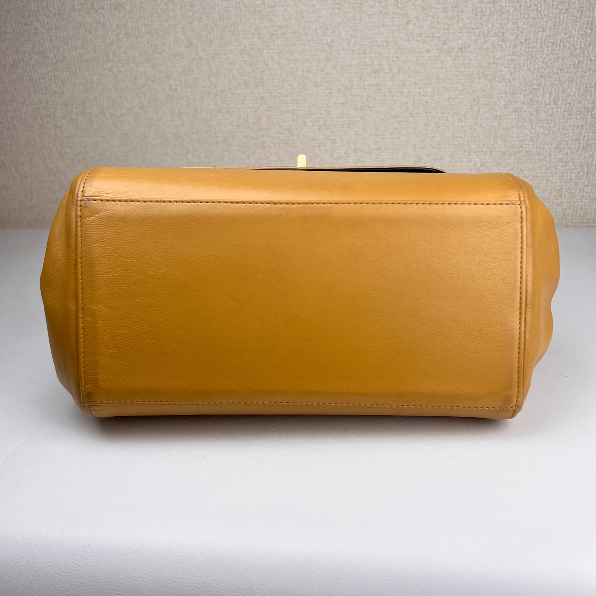 Chanel Beige Shoulder Bags A-16606