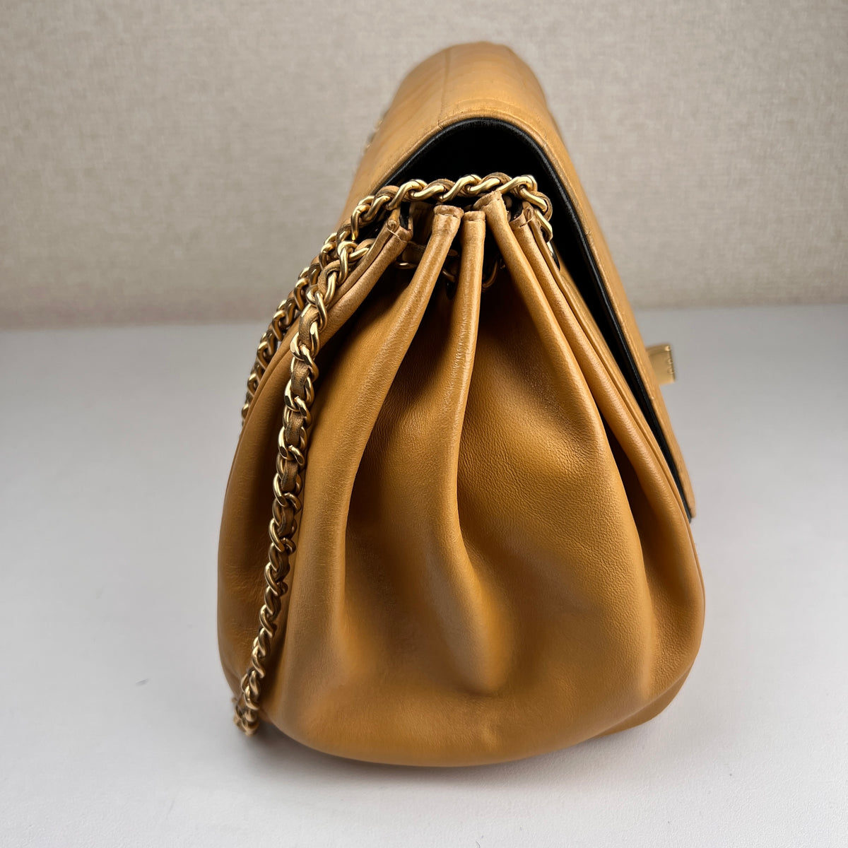 Chanel Beige Shoulder Bags A-16606
