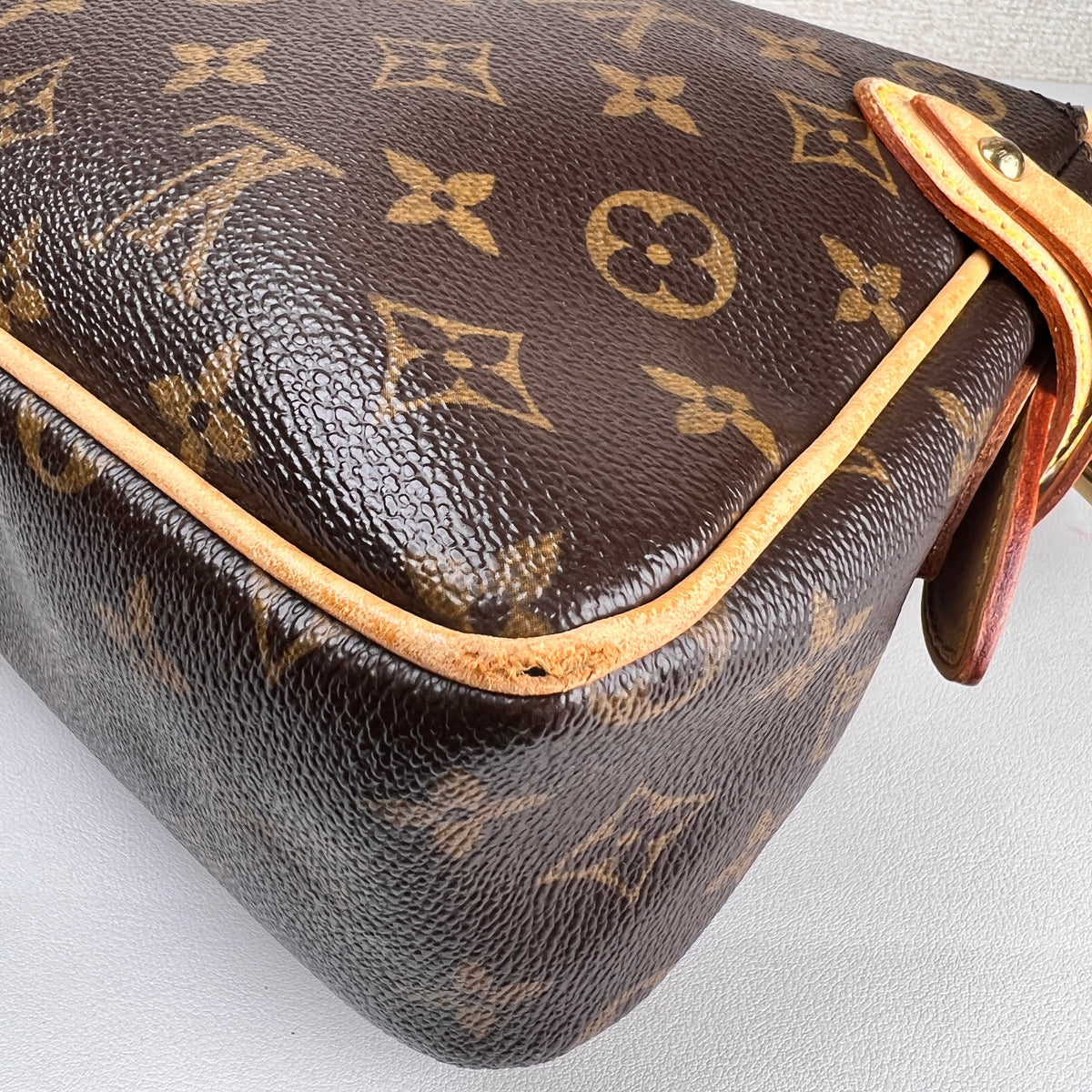 Louis Vuitton Brown Shoulder Bags A-16661