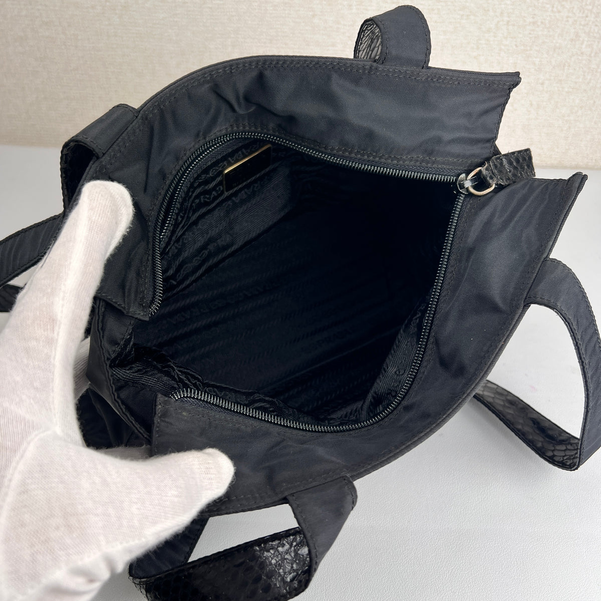 Prada Black Tote Bags A-16720