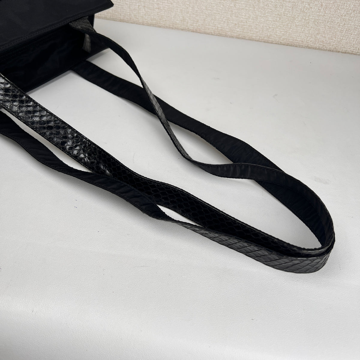 Prada Black Tote Bags A-16720