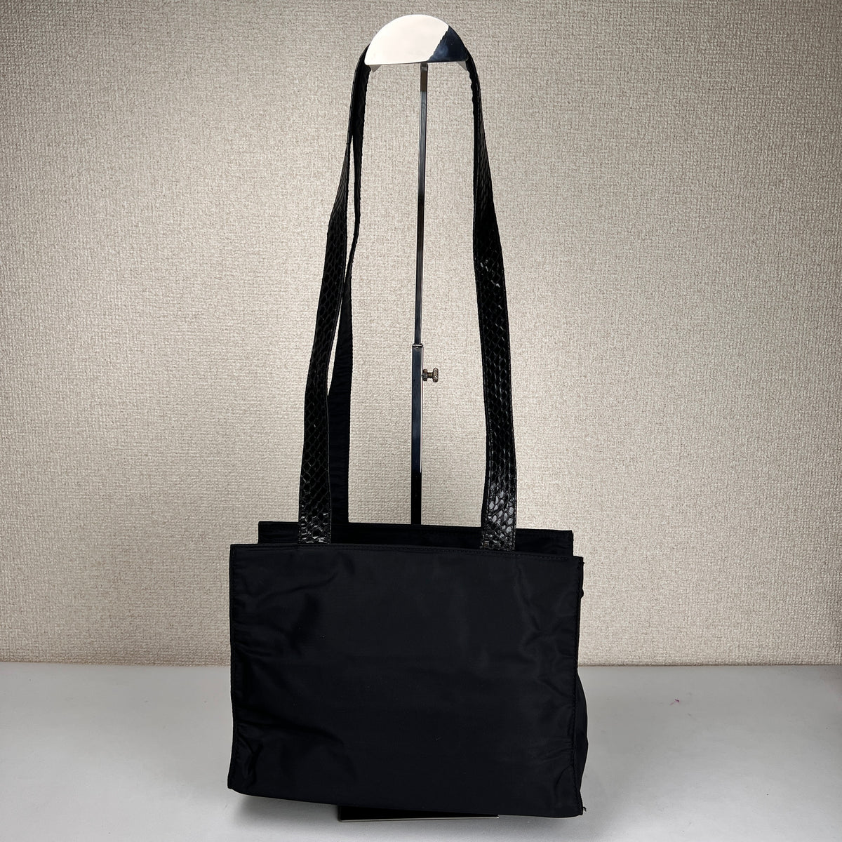 Prada Black Tote Bags A-16720
