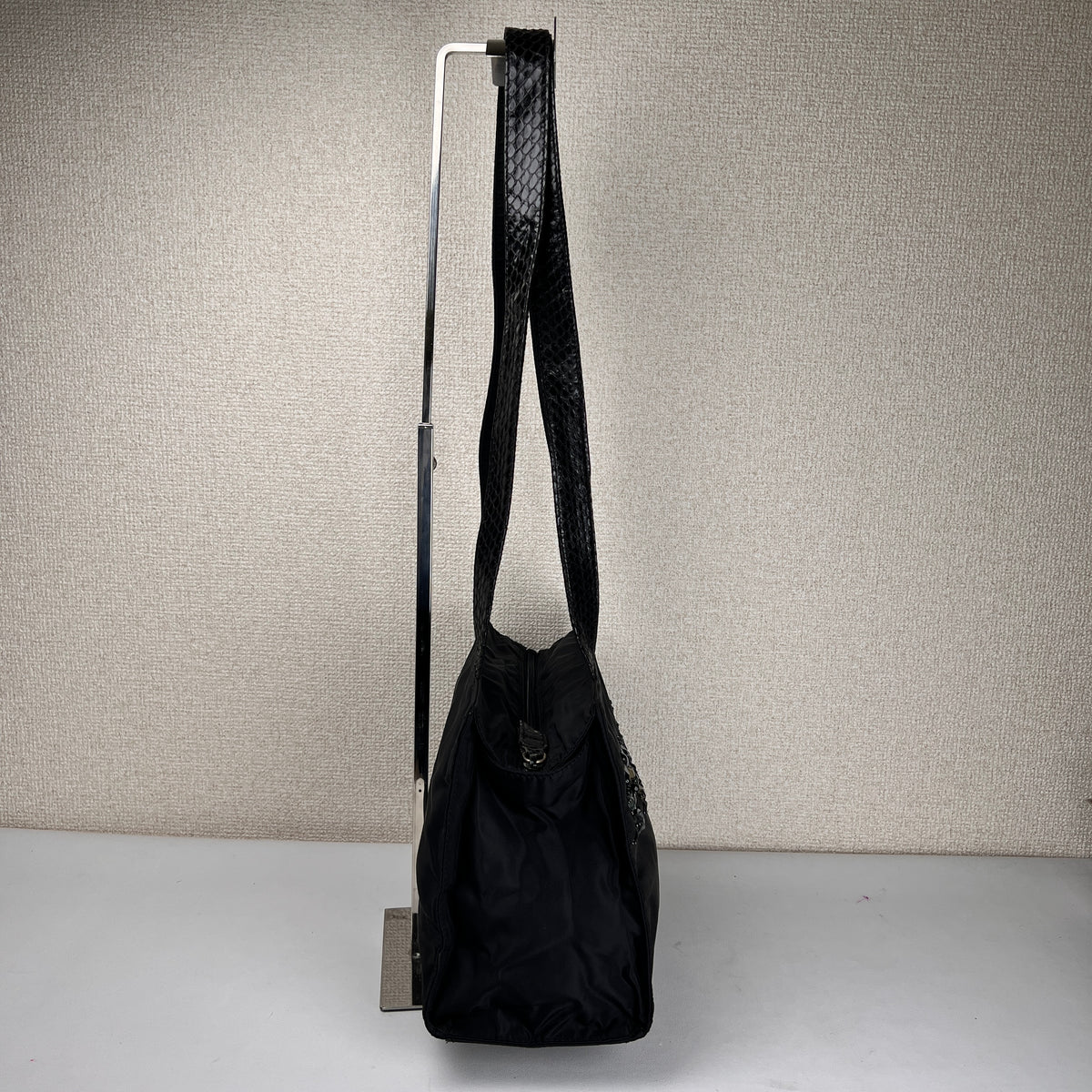 Prada Black Tote Bags A-16720
