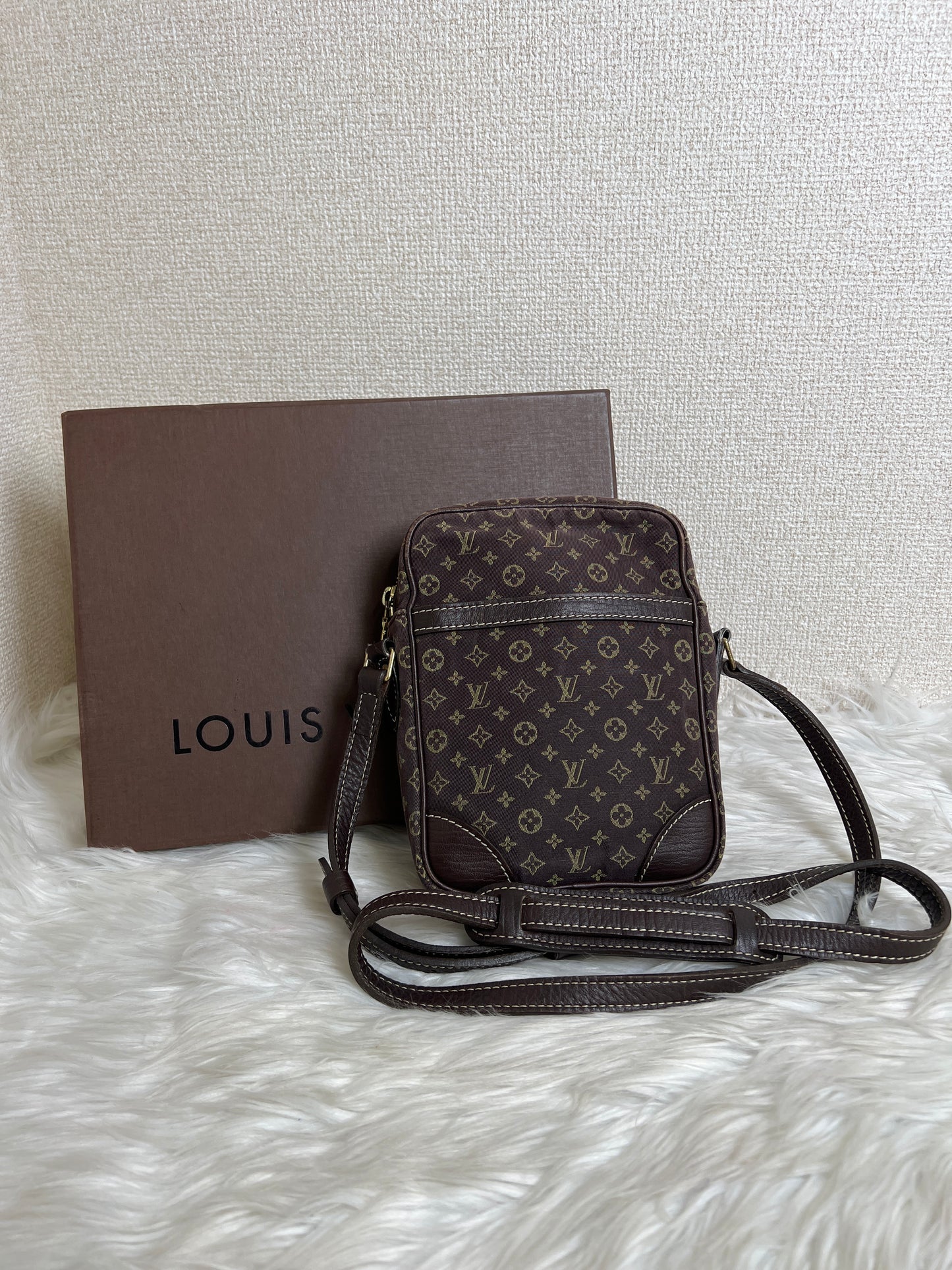 Louis Vuitton Brown Shoulder Bags A-16798