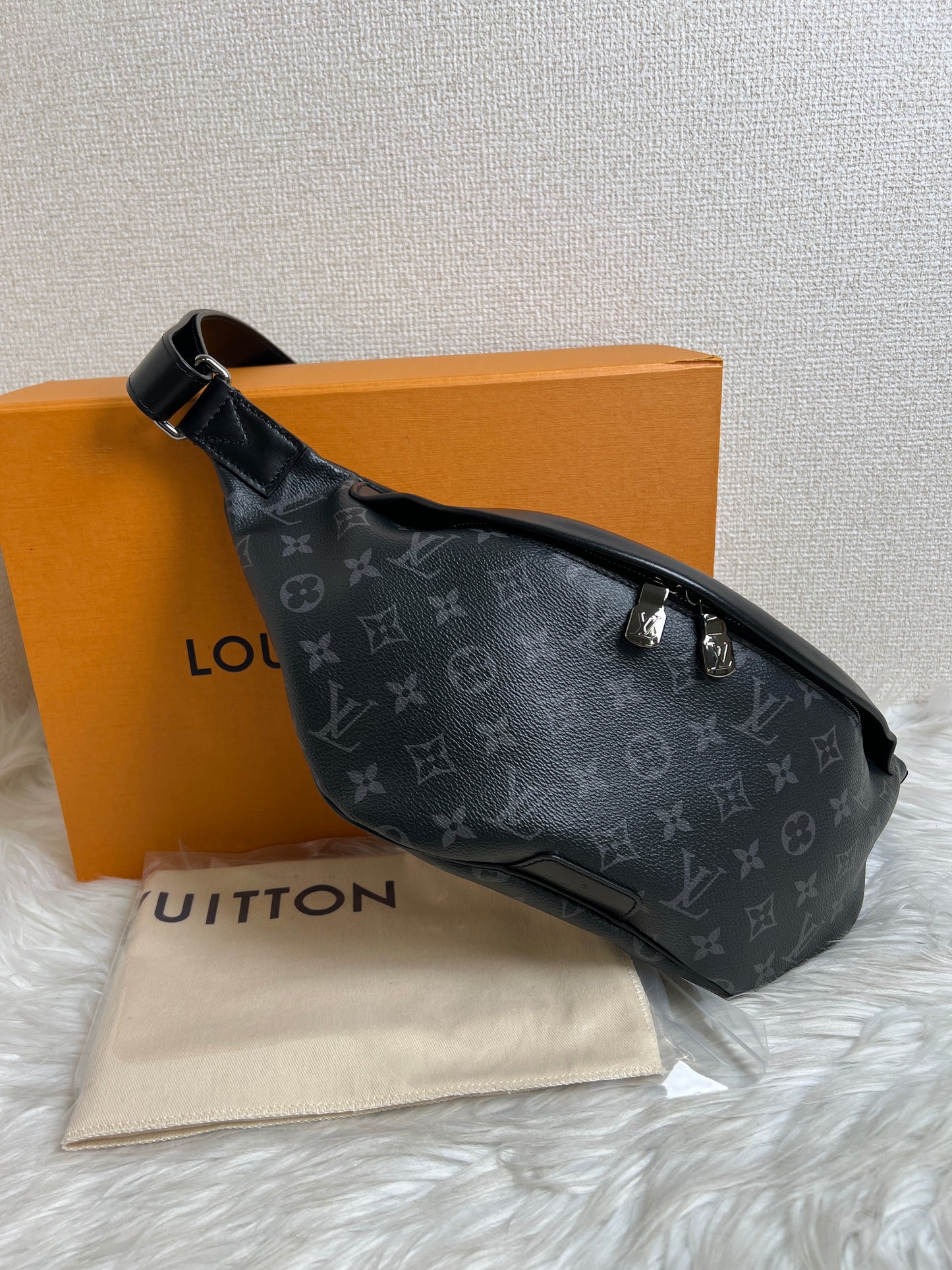 Louis Vuitton Black Shoulder Bags A-16828