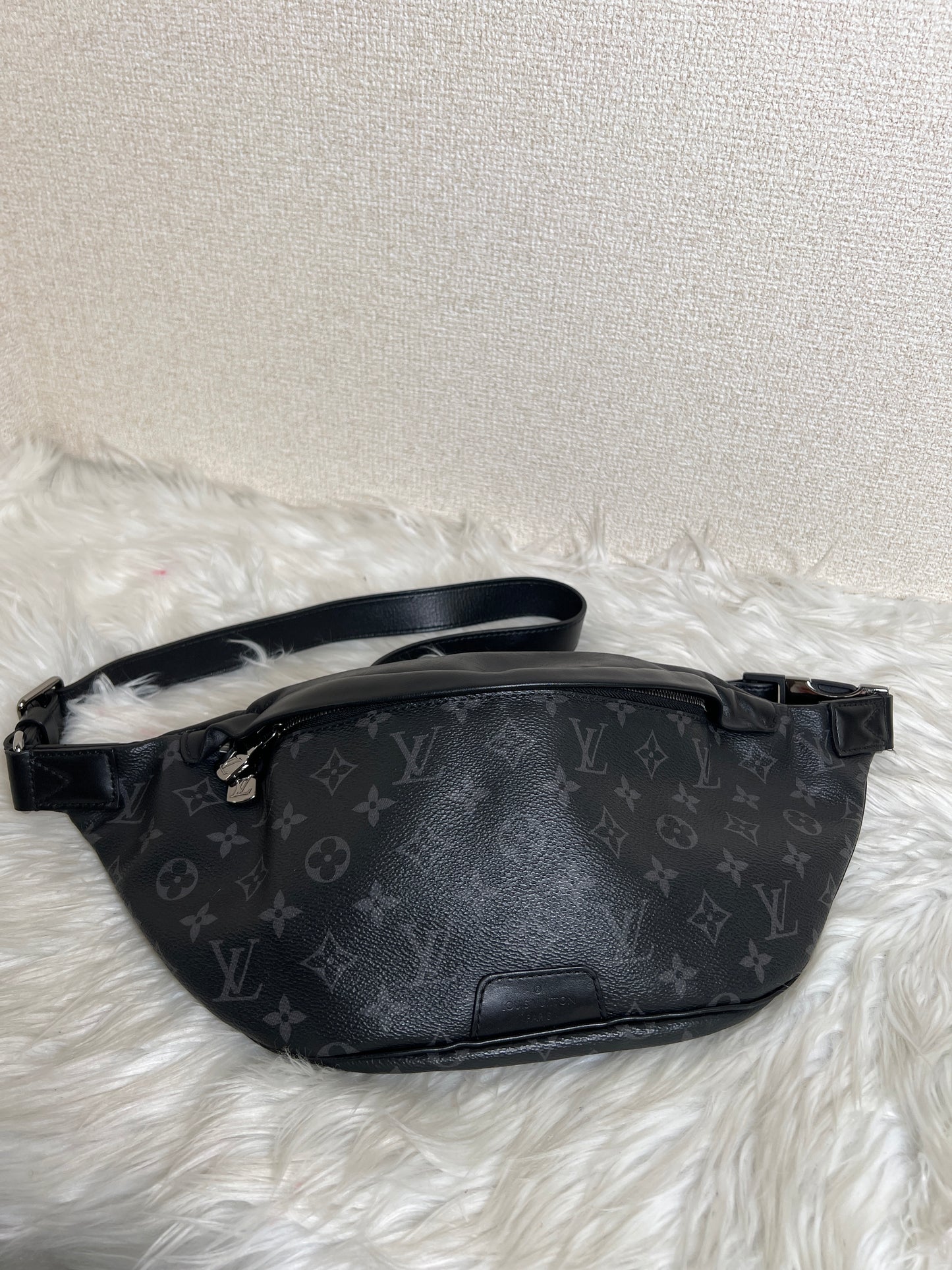 Louis Vuitton Black Shoulder Bags A-16829