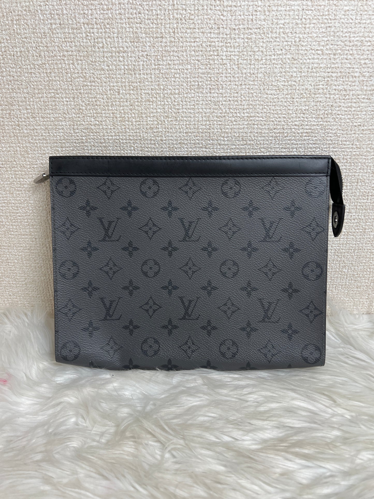 Louis Vuitton Gray Shoulder Bags A-16830