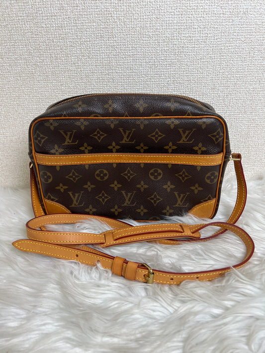 Louis Vuitton Brown Shoulder Bags A-16832