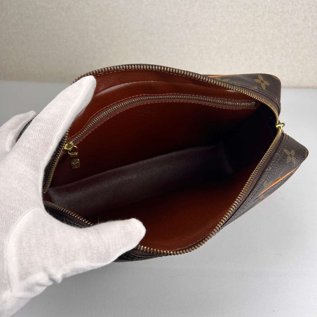 Louis Vuitton Brown Shoulder Bags A-16832