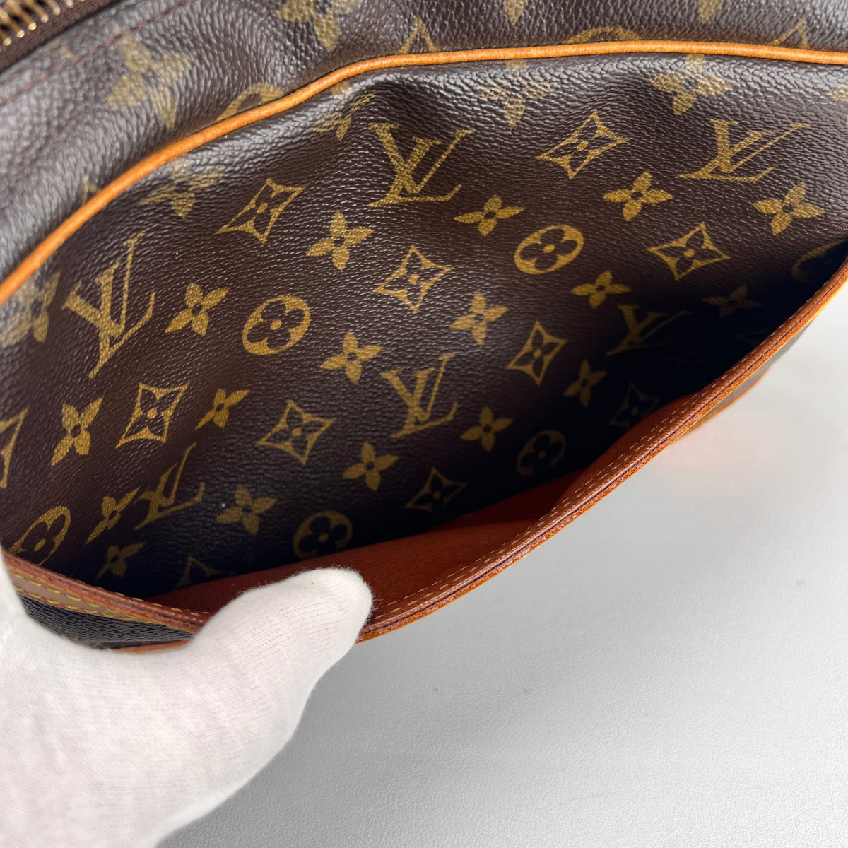 Louis Vuitton Brown Shoulder Bags A-16832