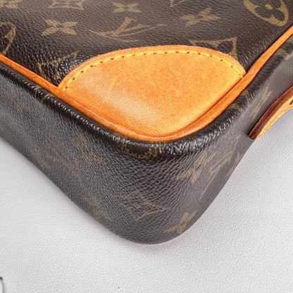 Louis Vuitton Brown Shoulder Bags A-16832