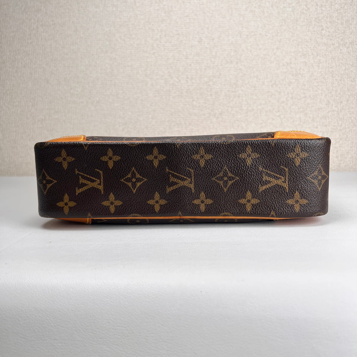 Louis Vuitton Brown Shoulder Bags A-16832
