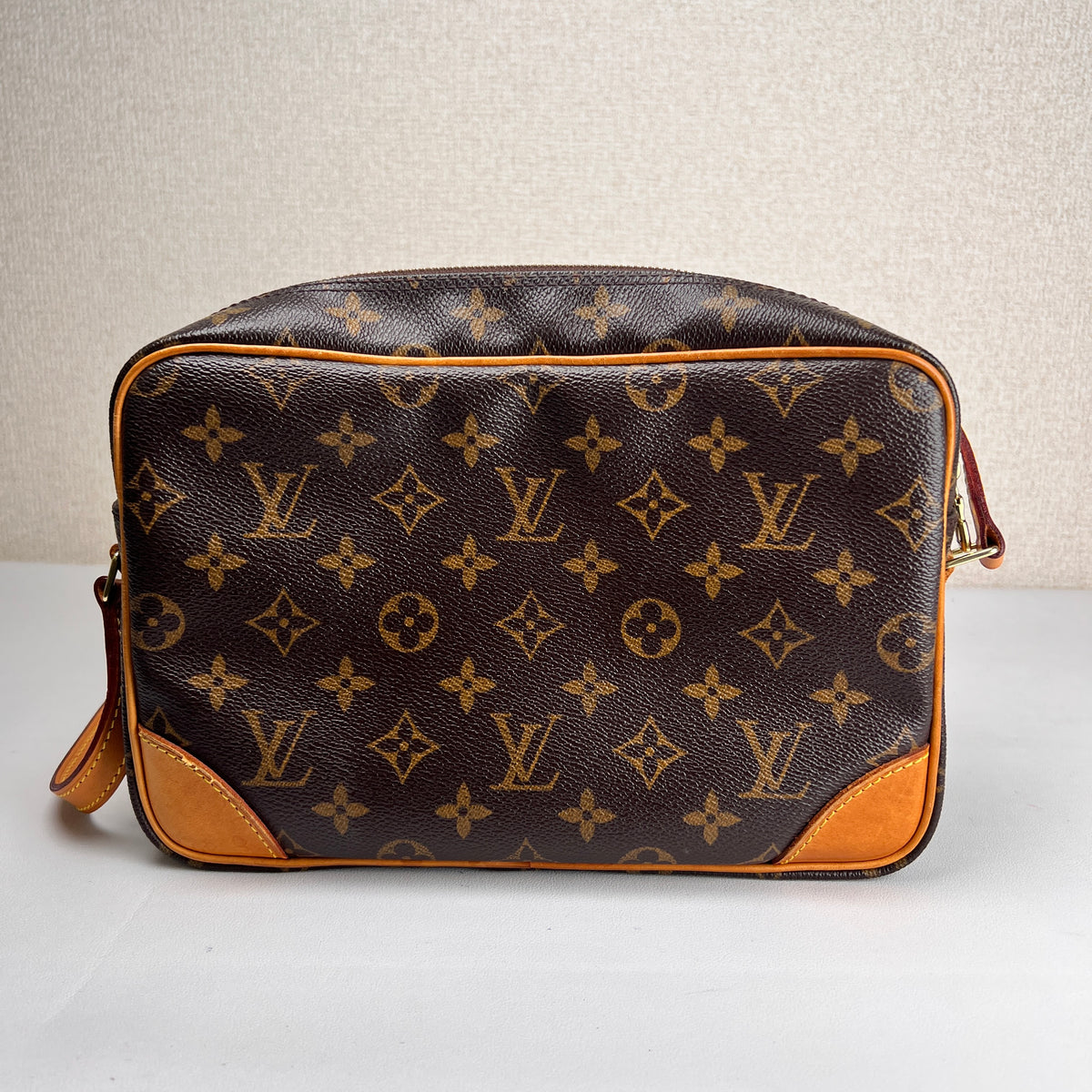 Louis Vuitton Brown Shoulder Bags A-16832