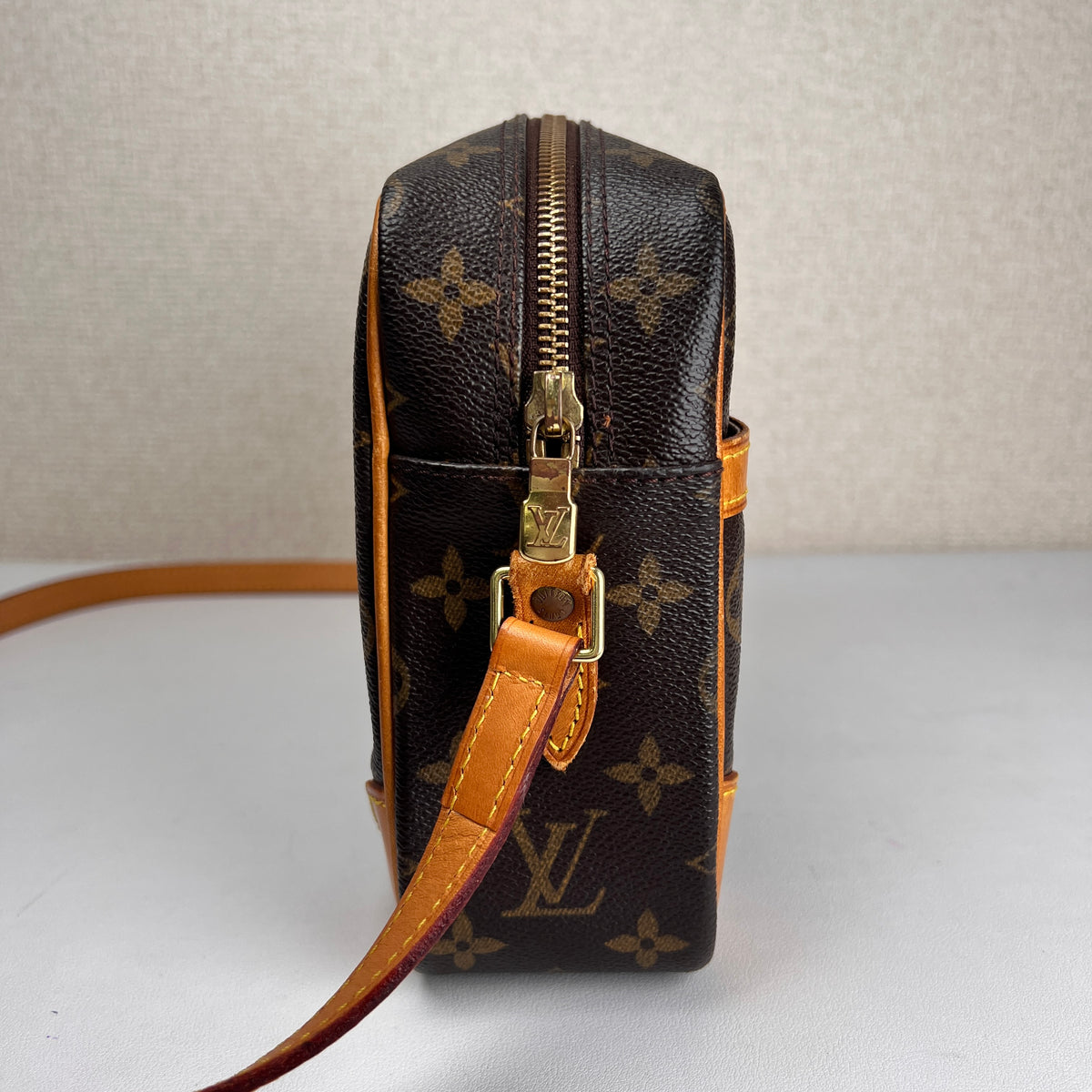 Louis Vuitton Brown Shoulder Bags A-16832
