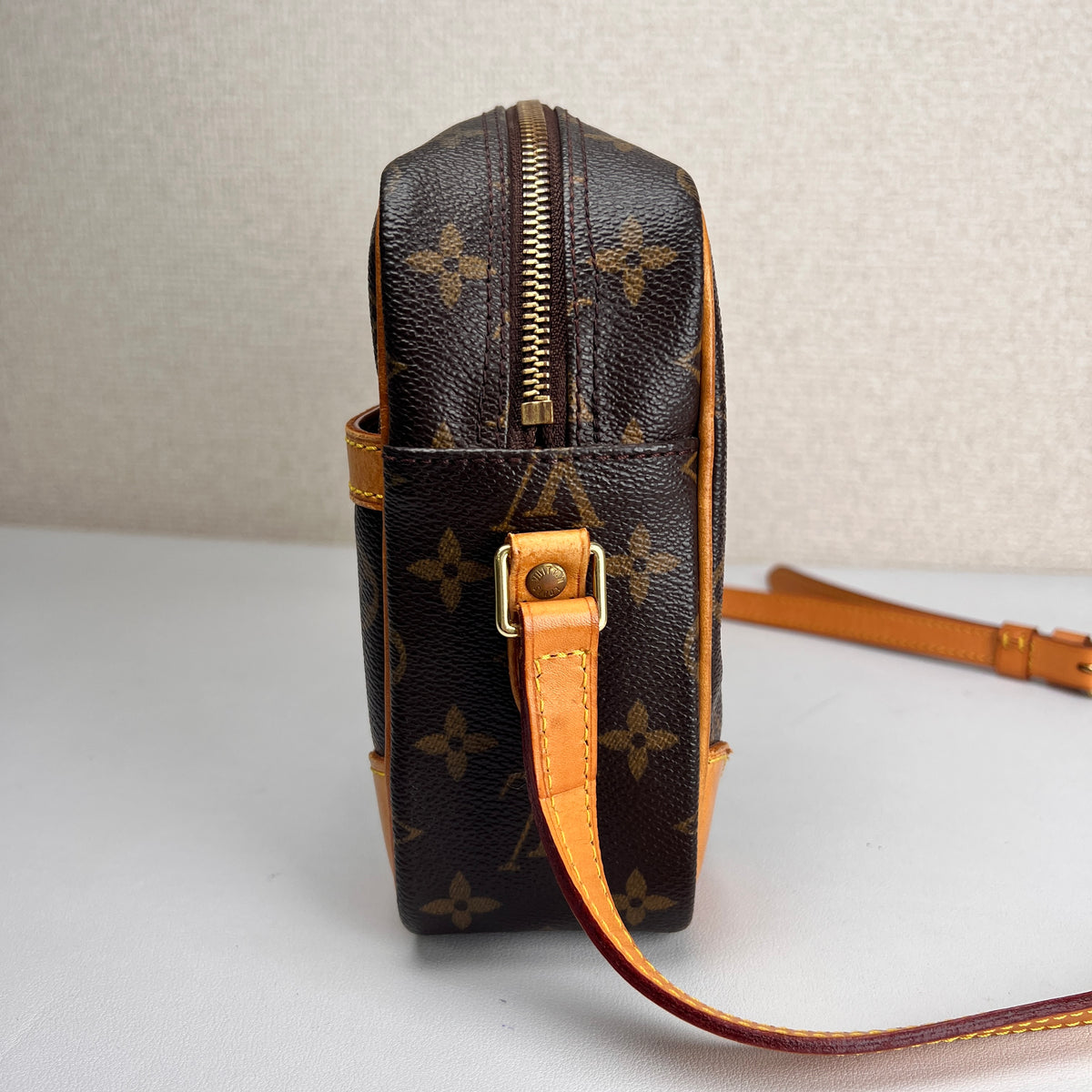 Louis Vuitton Brown Shoulder Bags A-16832