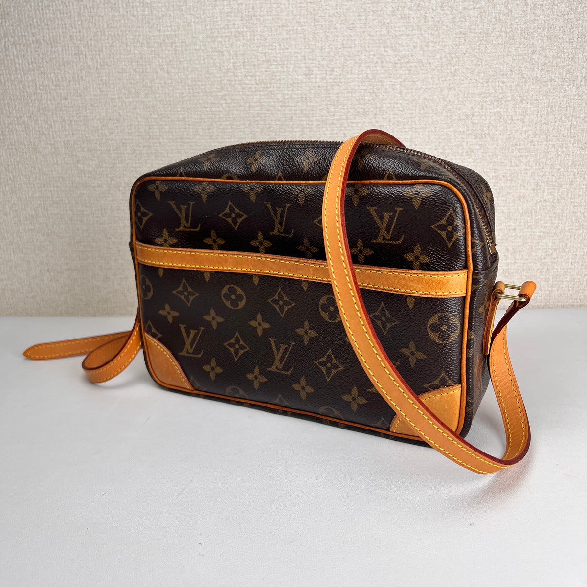 Louis Vuitton Brown Shoulder Bags A-16832