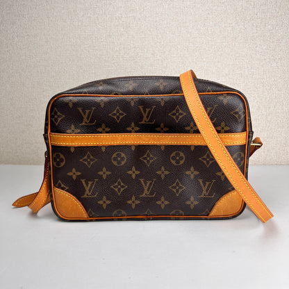 Louis Vuitton Brown Shoulder Bags A-16832