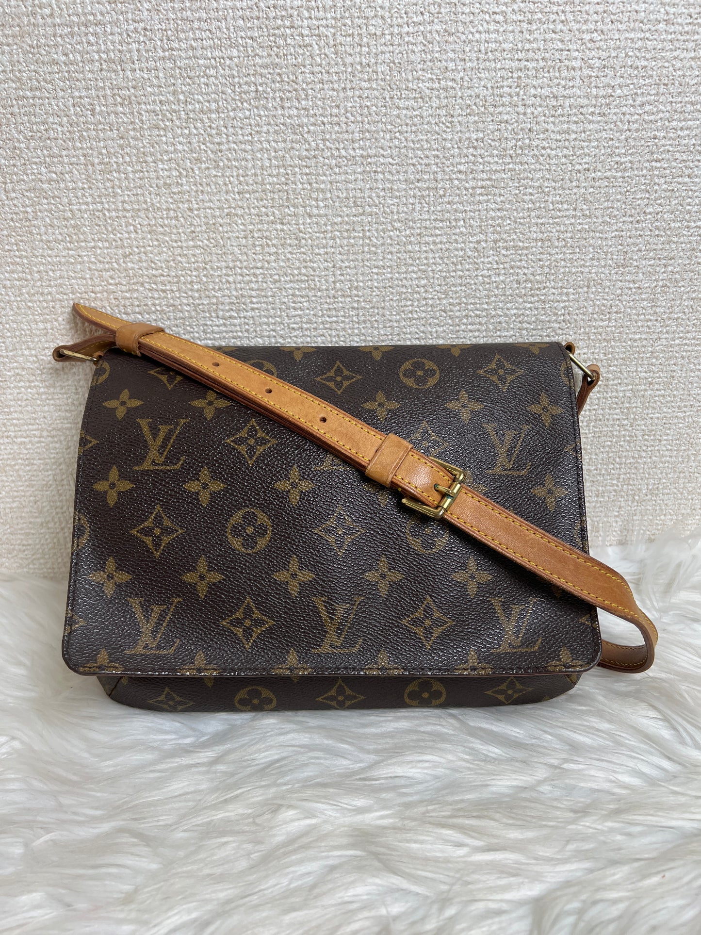 Louis Vuitton Brown Shoulder Bags A-16838