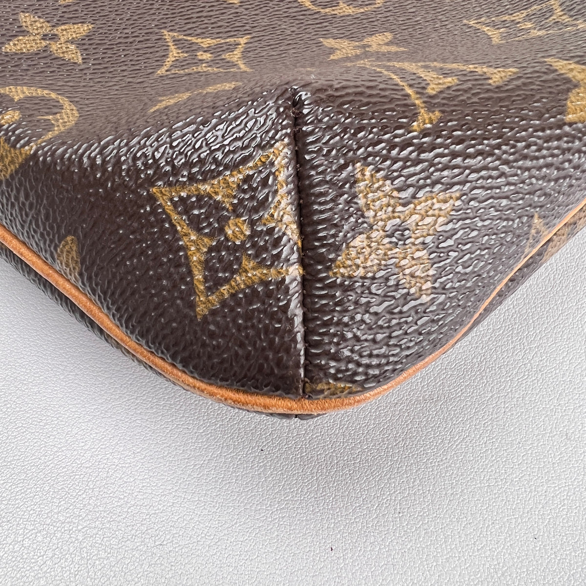 Louis Vuitton Brown Shoulder Bags A-16838