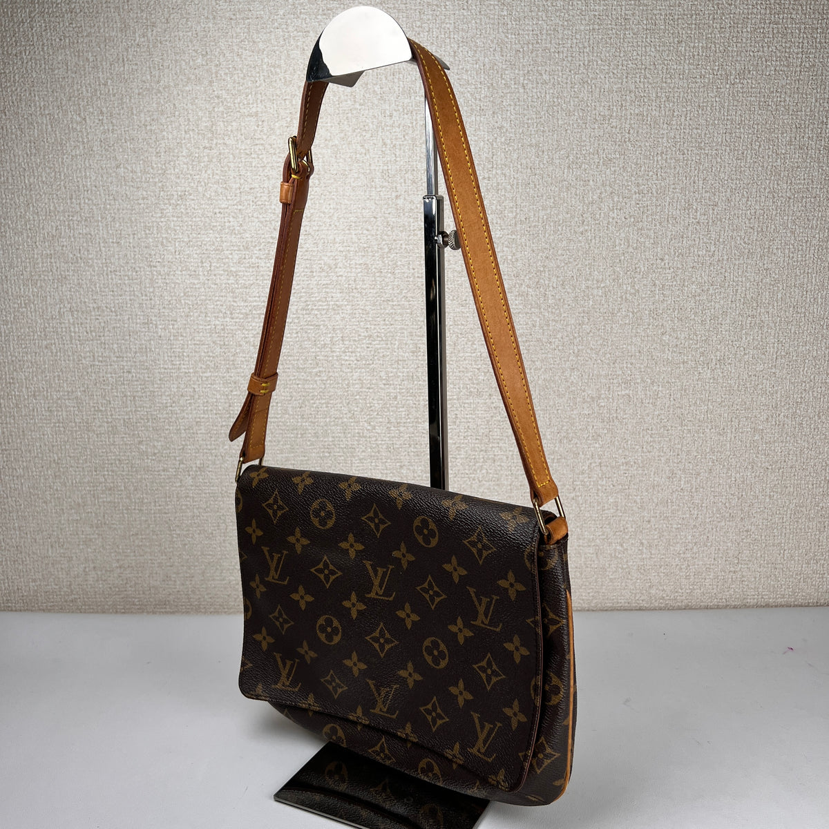 Louis Vuitton Brown Shoulder Bags A-16838