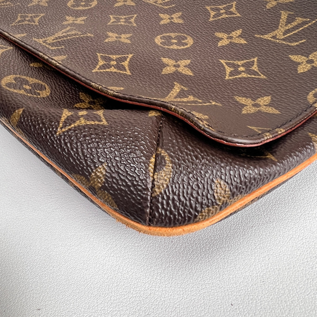 Louis Vuitton Brown Shoulder Bags A-16839