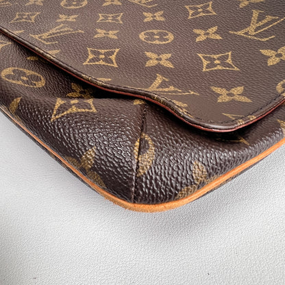 Louis Vuitton Brown Shoulder Bags A-16839