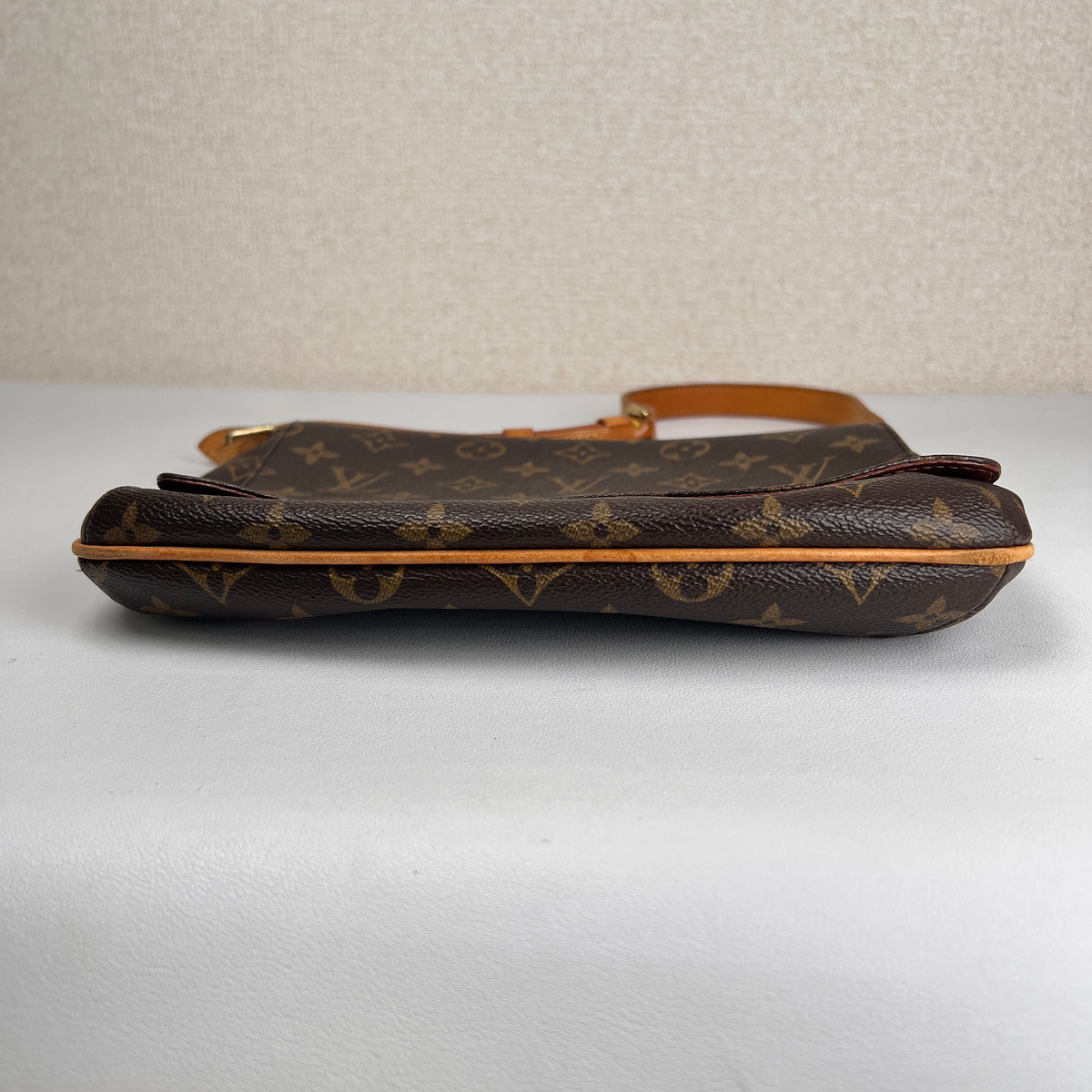 Louis Vuitton Brown Shoulder Bags A-16839