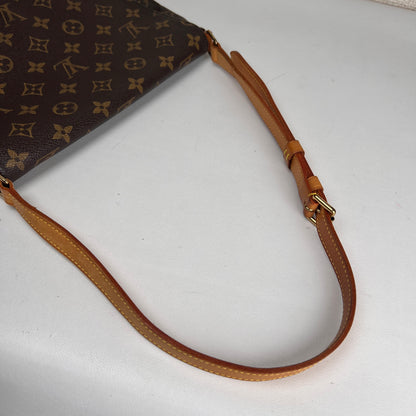 Louis Vuitton Brown Shoulder Bags A-16839