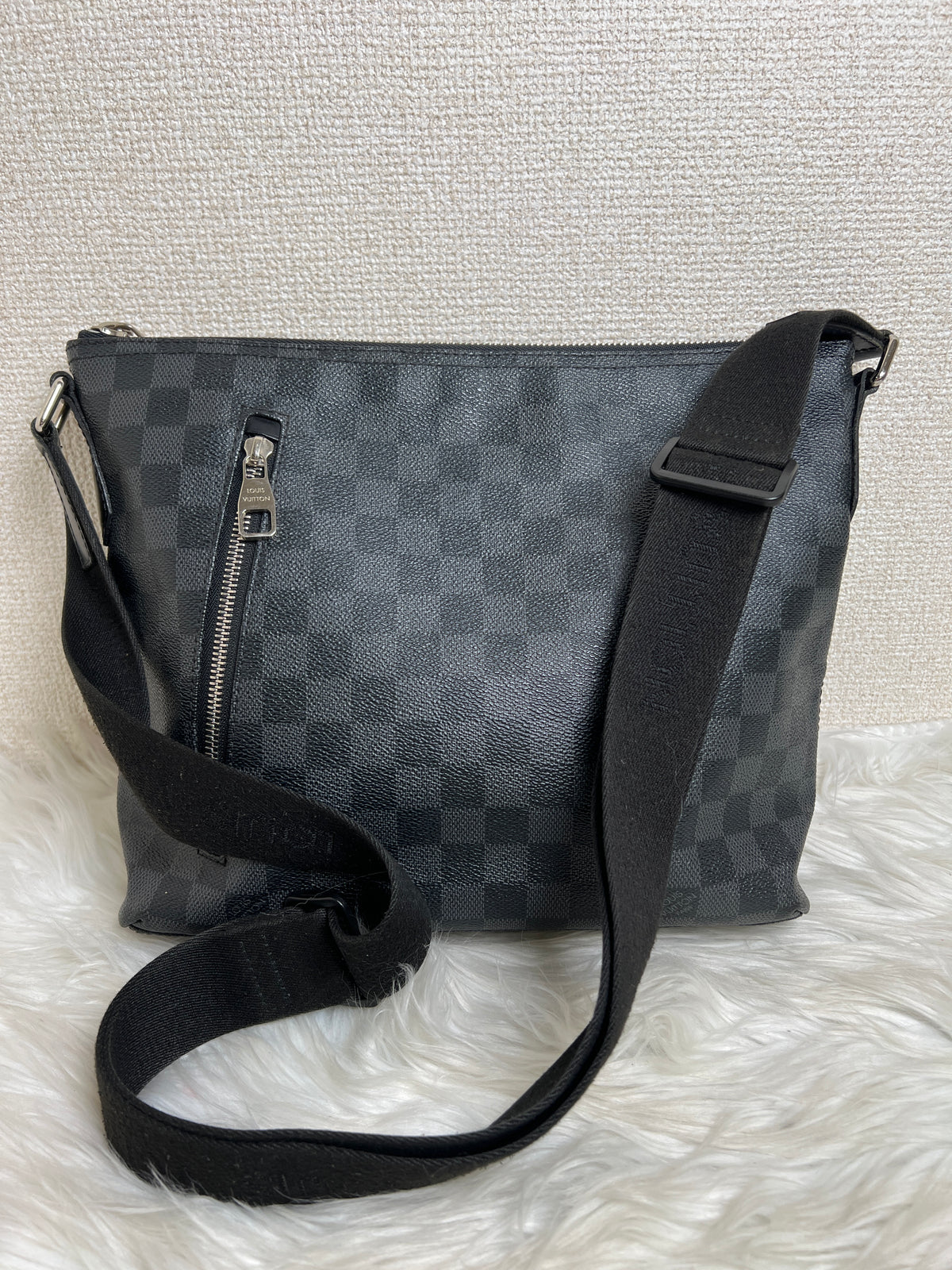 Louis Vuitton Black Handle Bags A-16843