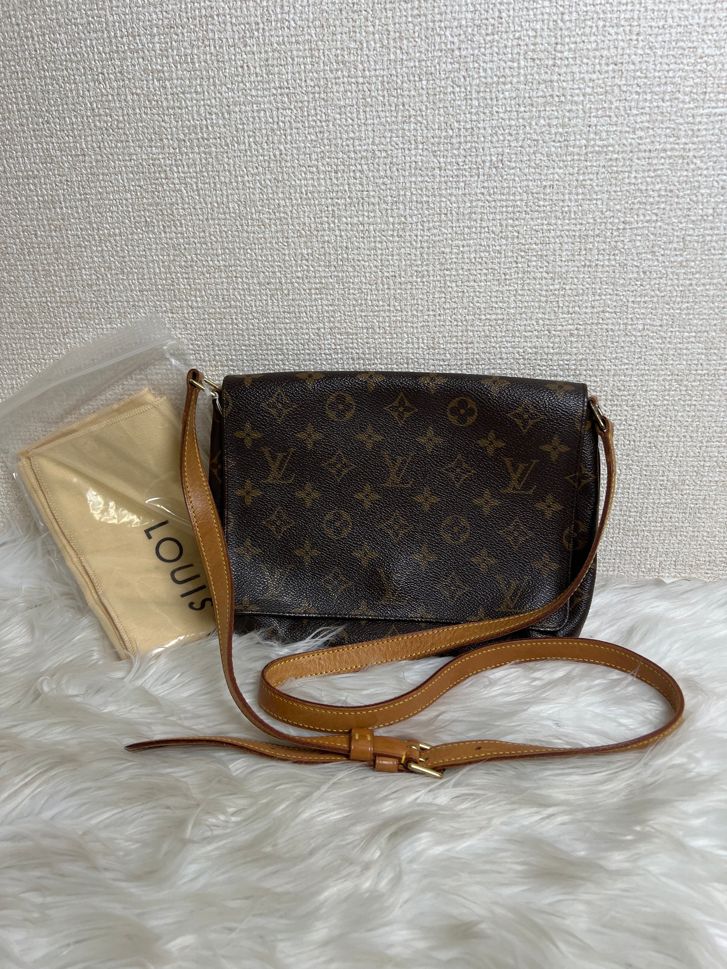 Louis Vuitton Brown Shoulder Bags A-16912