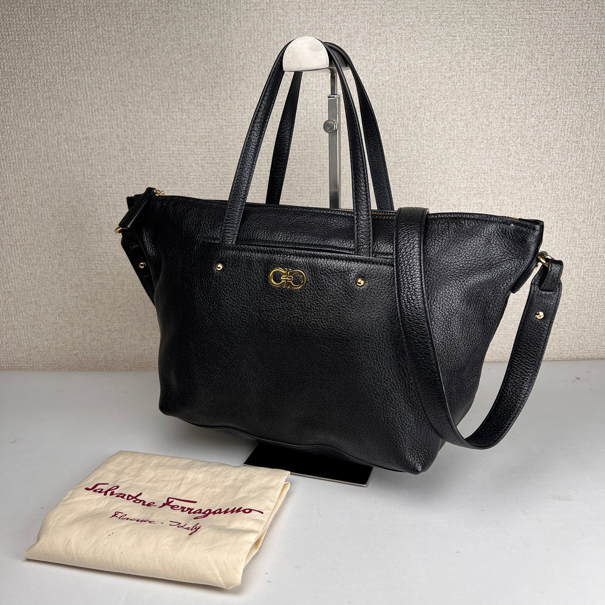Ferragamo Black Shoulder Bags A-16913