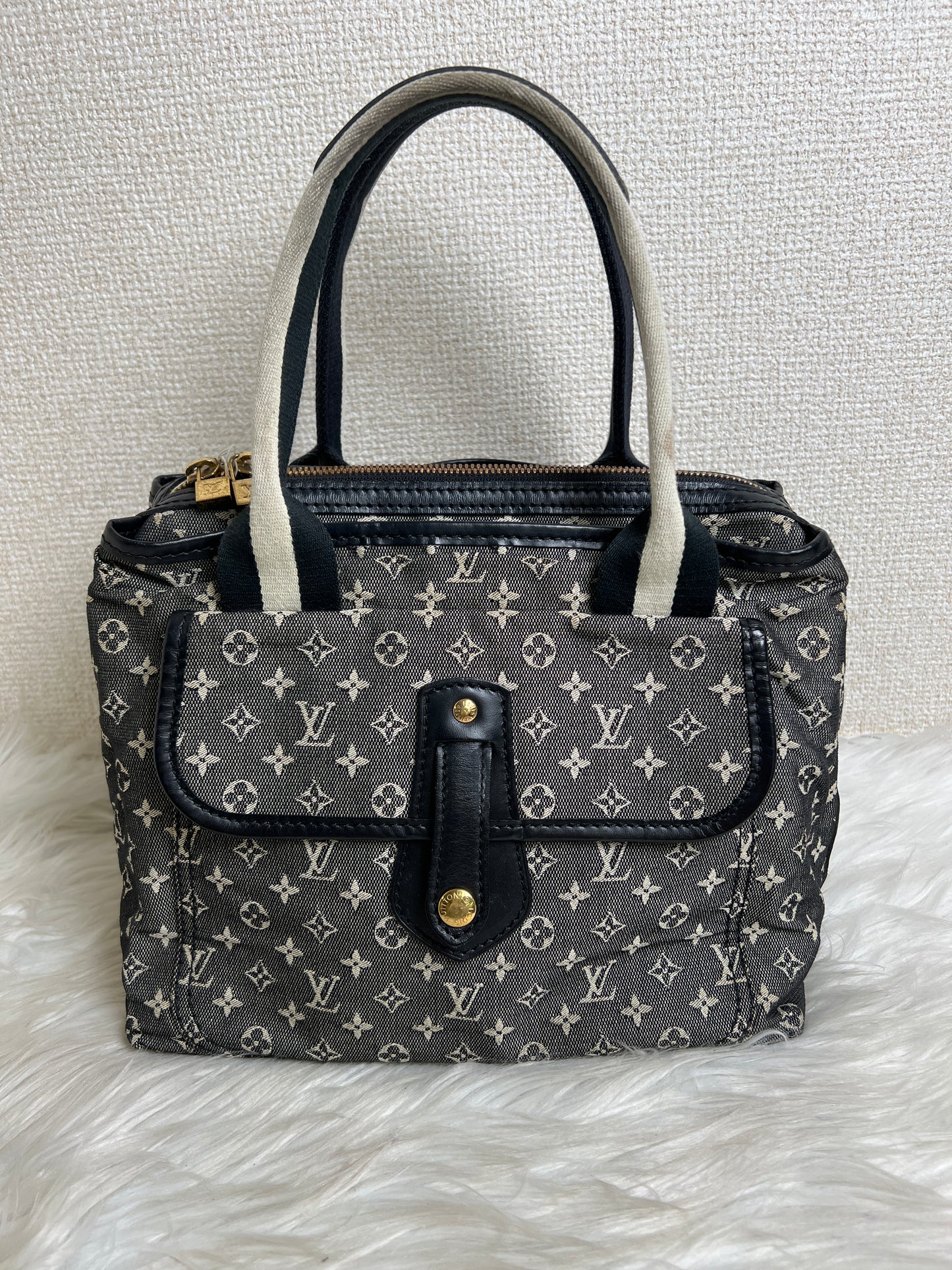 Louis Vuitton Black Shoulder Bags A-16919