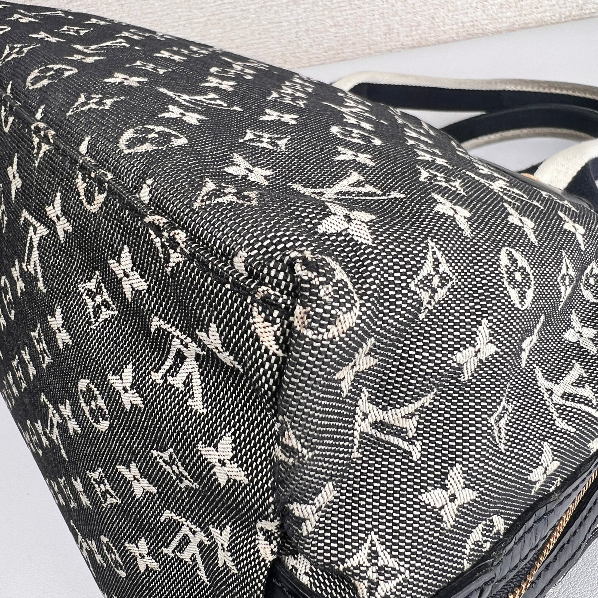 Louis Vuitton Black Shoulder Bags A-16919