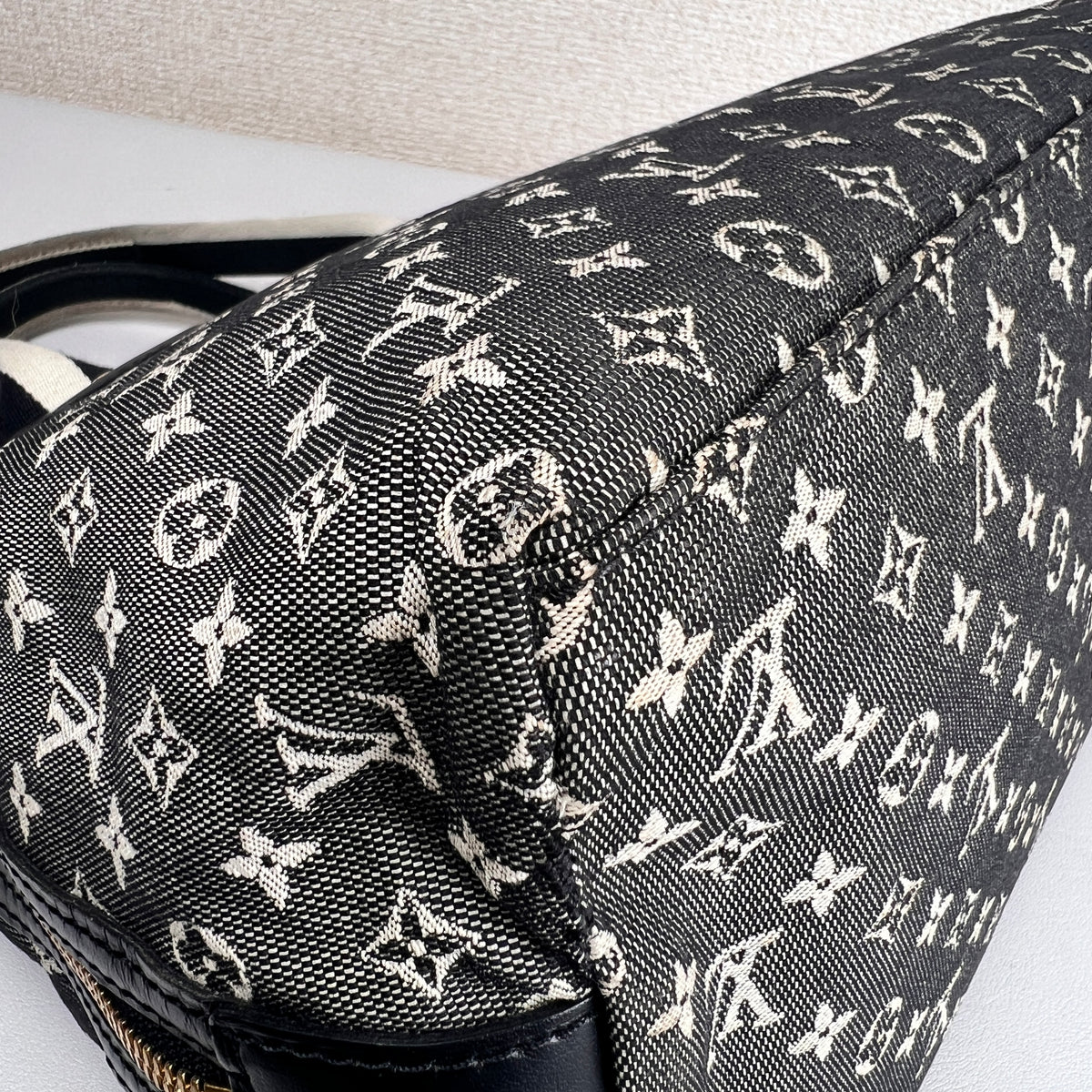 Louis Vuitton Black Shoulder Bags A-16919