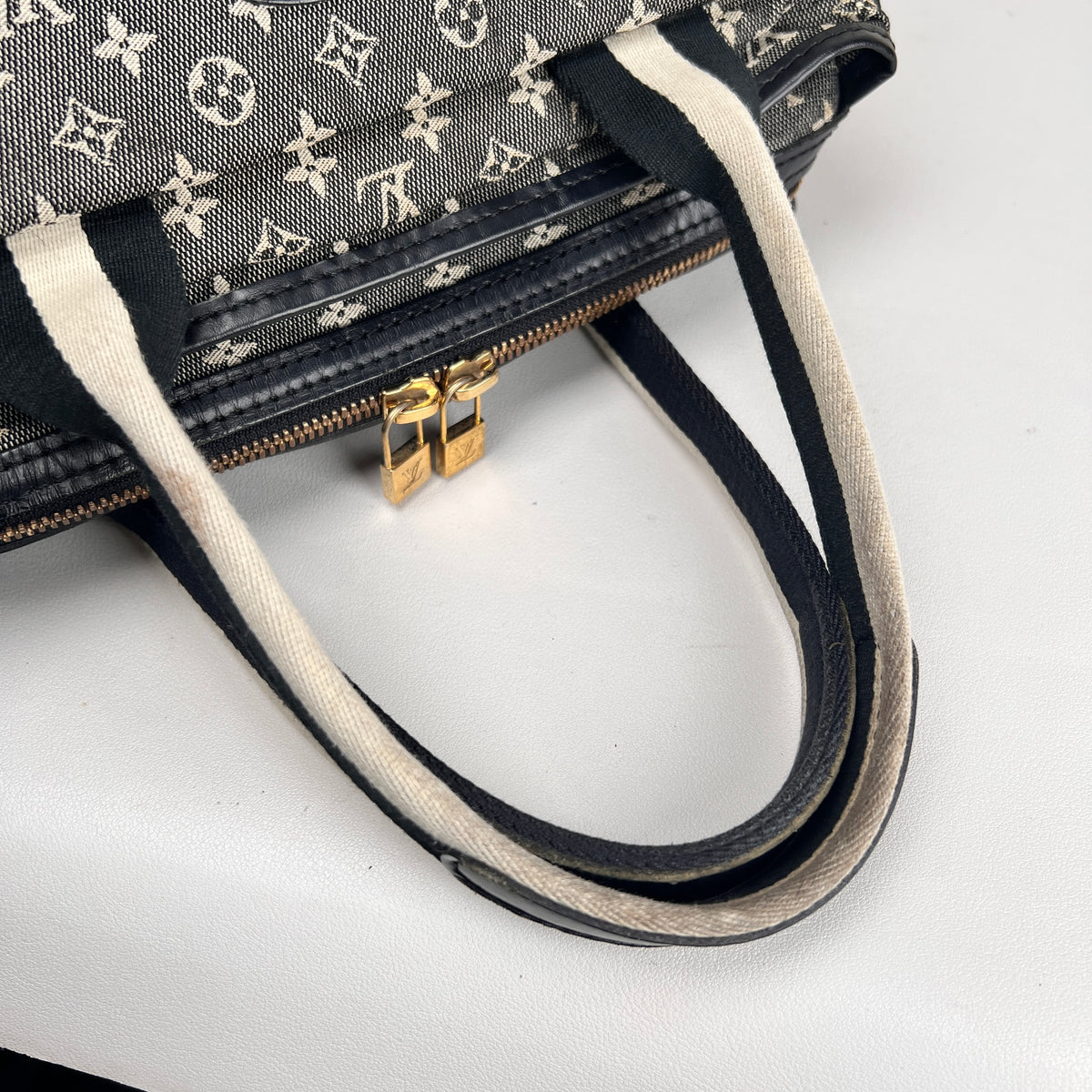 Louis Vuitton Black Shoulder Bags A-16919
