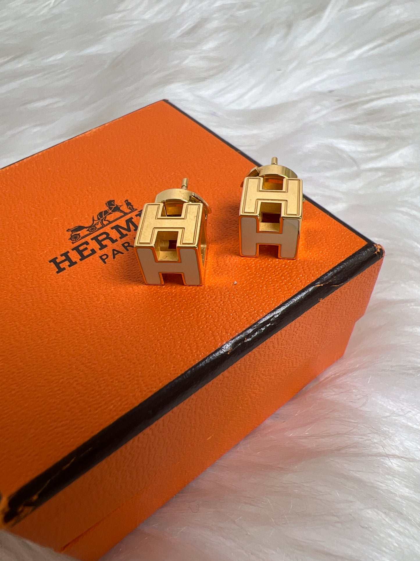 Hermes Beige Earrings A-16950