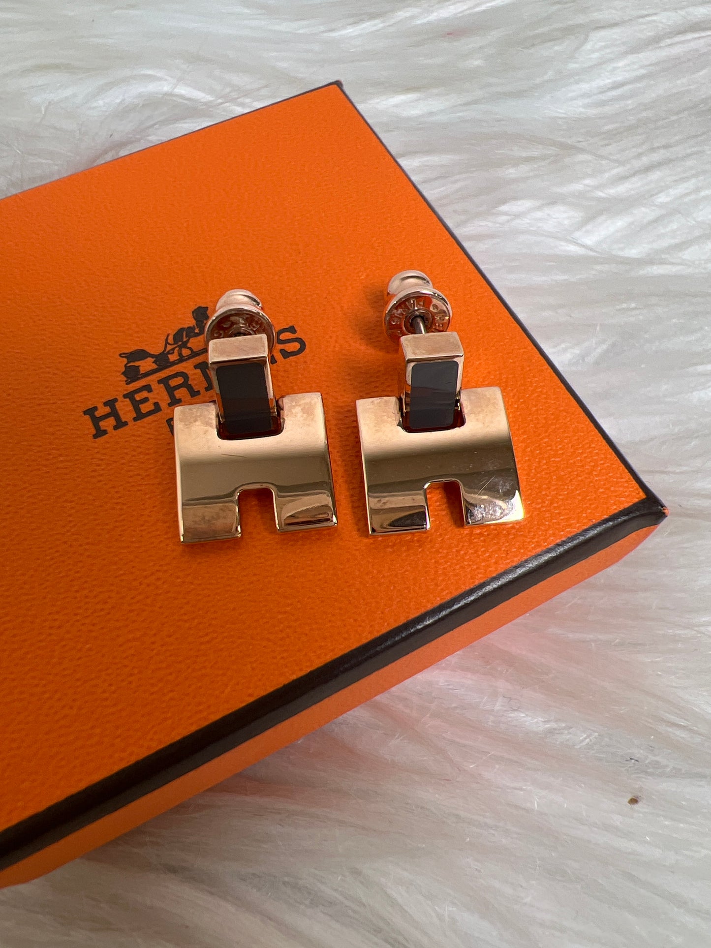 Hermes Gold Earrings A-17001