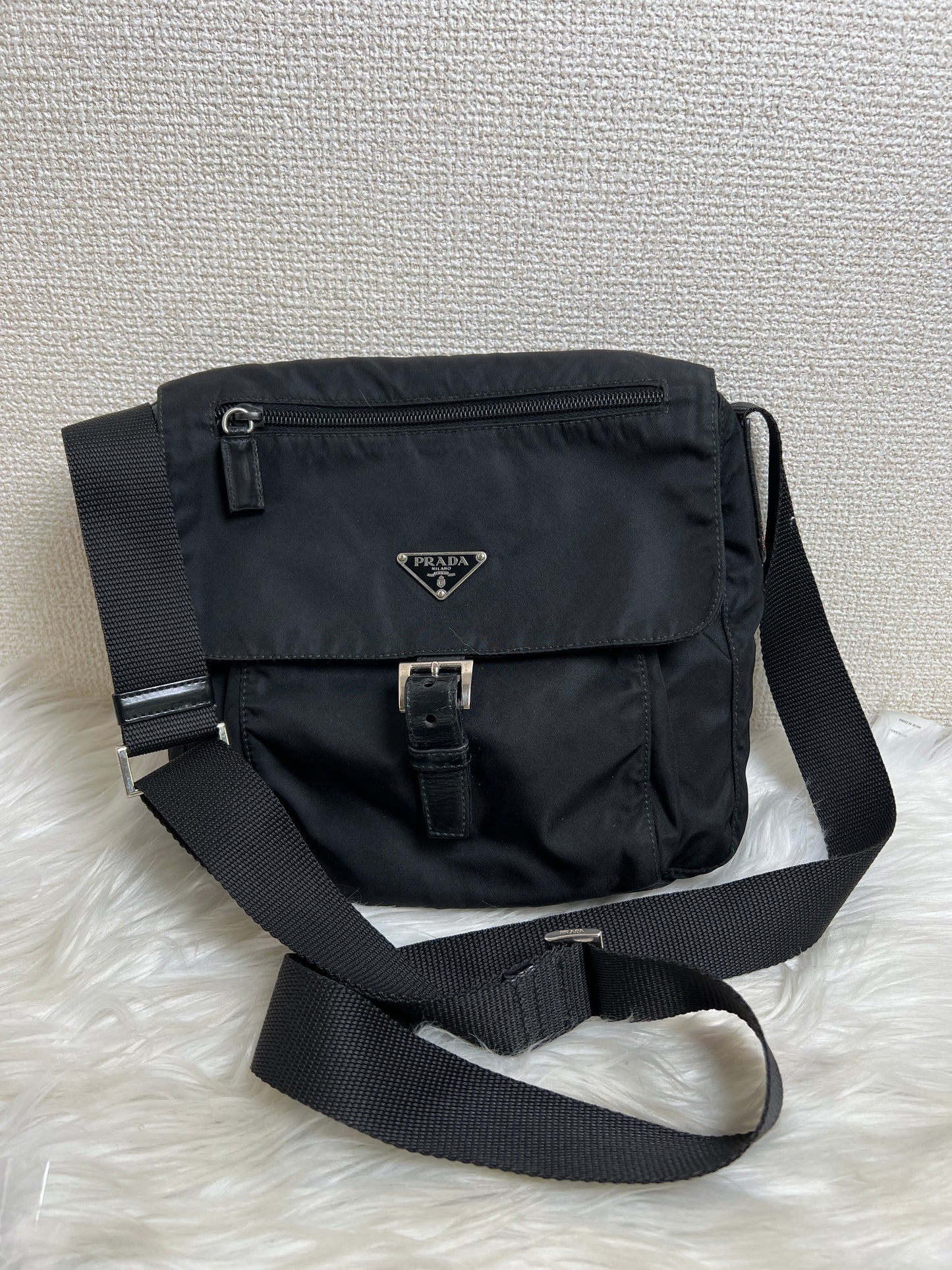 Prada Black Shoulder Bags A-17025