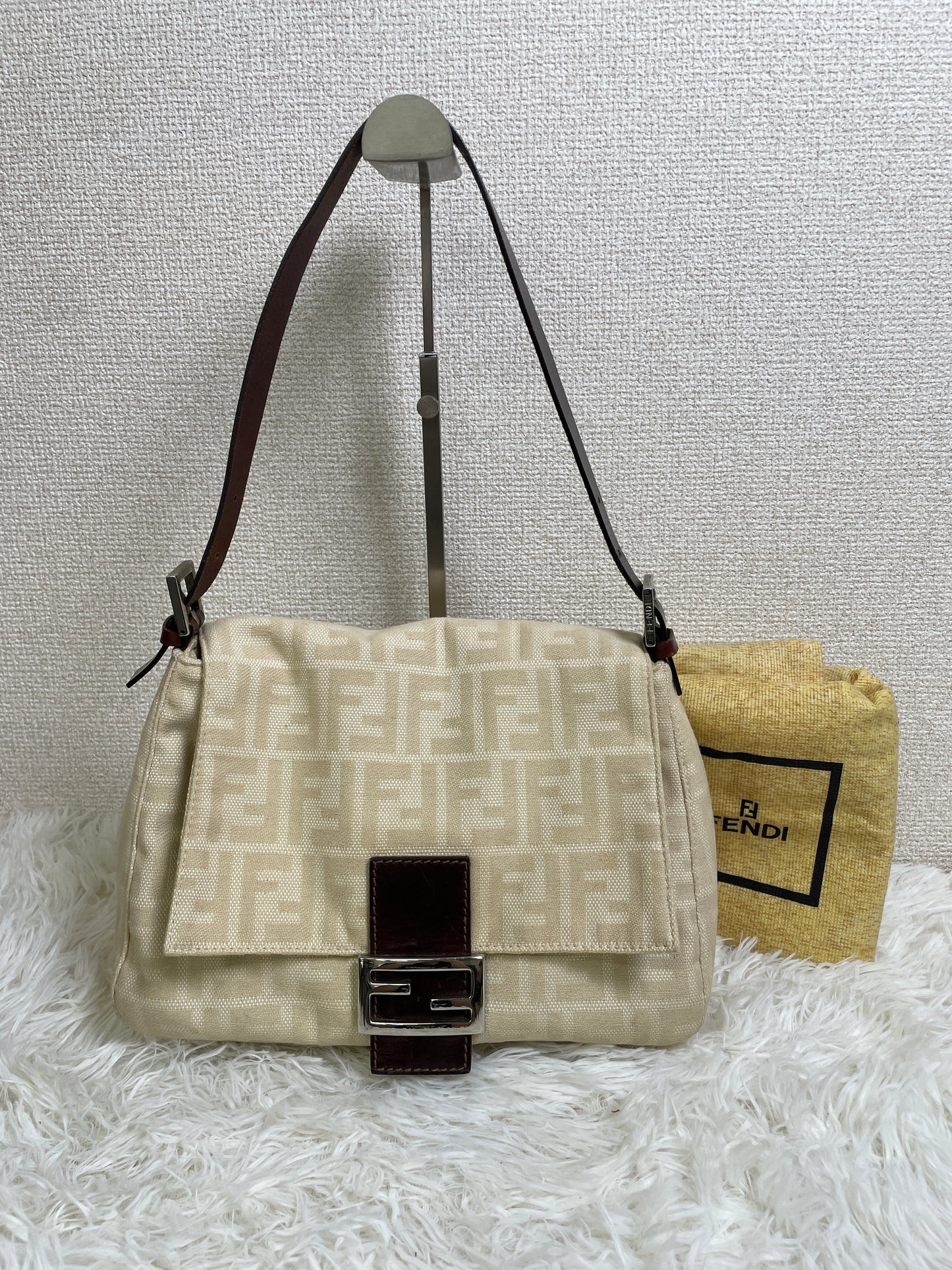 Fendi Beige Shoulder Bags A-17044