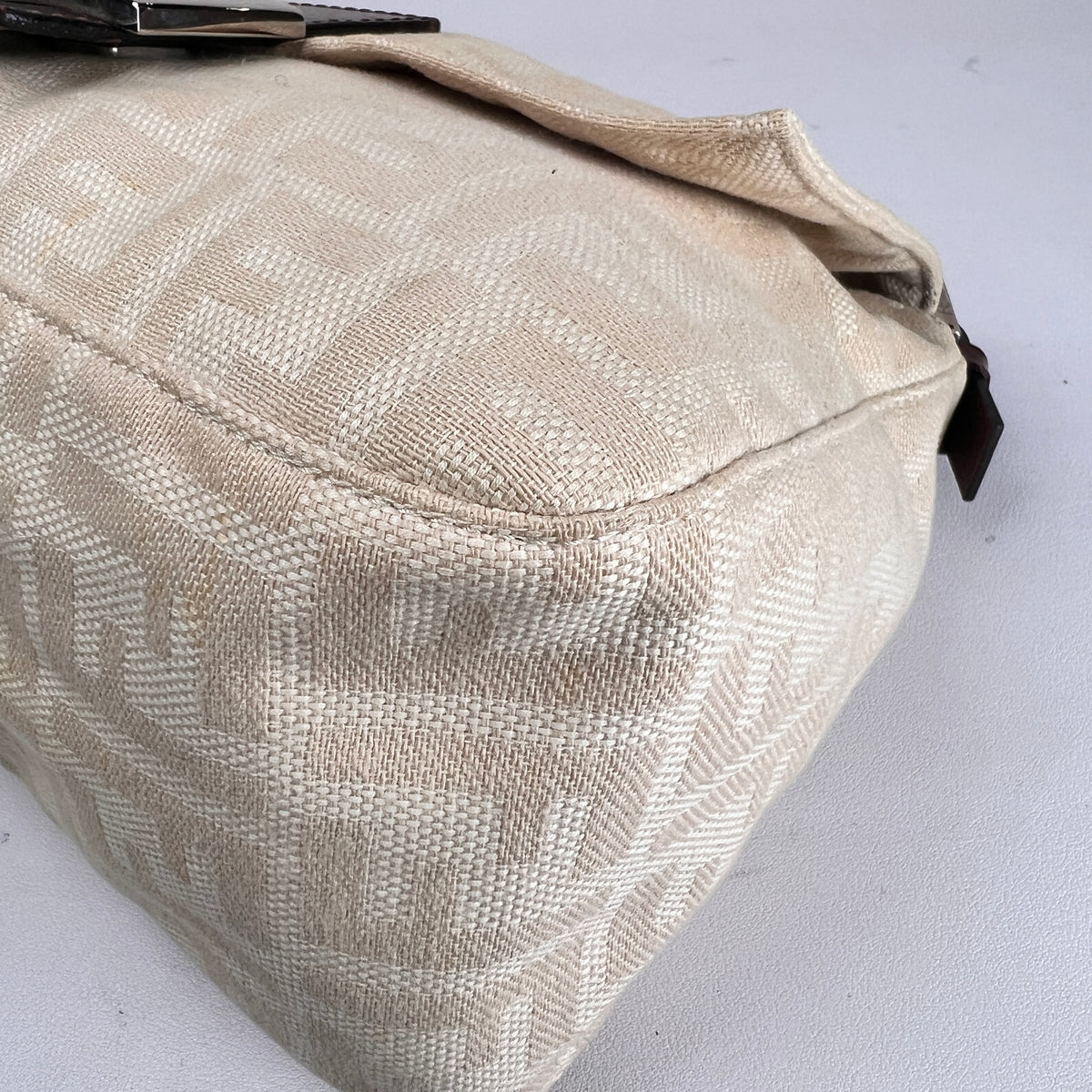 Fendi Beige Shoulder Bags A-17044