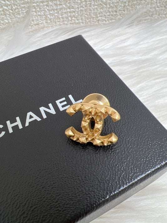 Chanel Gold Brooches A-17048
