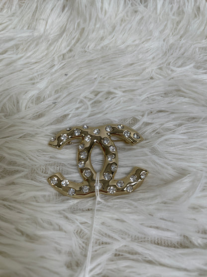 Chanel Gold Brooches A-17131