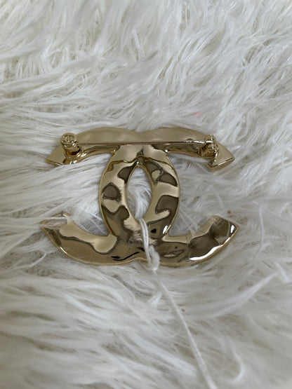 Chanel Gold Brooches A-17131