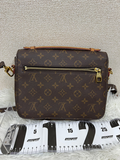 Louis Vuitton Brown Shoulder Bags A-17205
