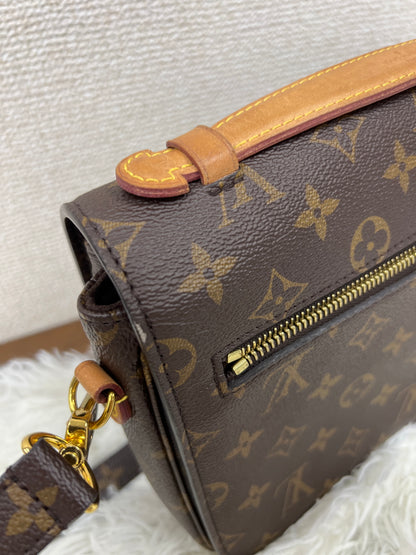 Louis Vuitton Brown Shoulder Bags A-17205