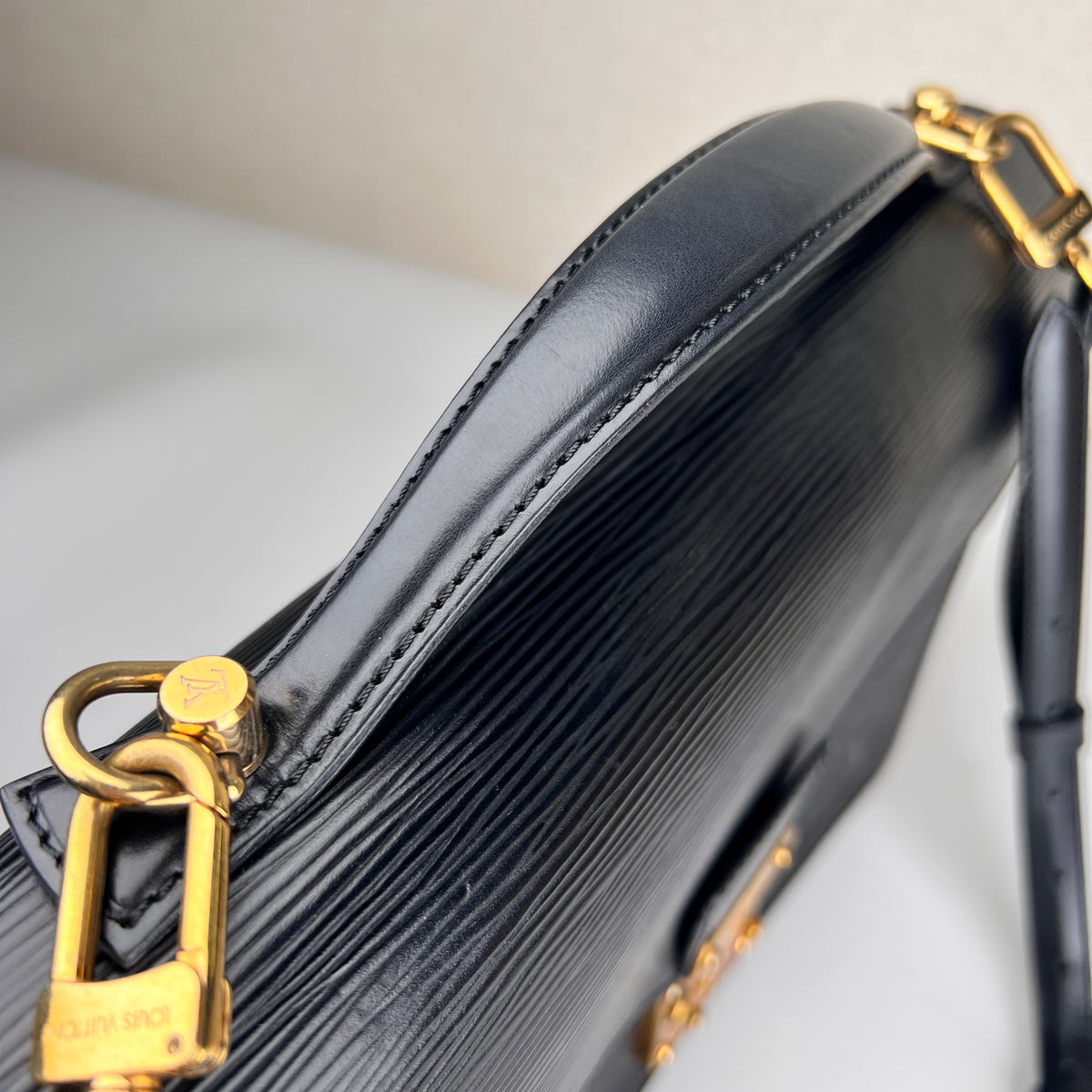 Louis Vuitton Black Shoulder Bags A-17328