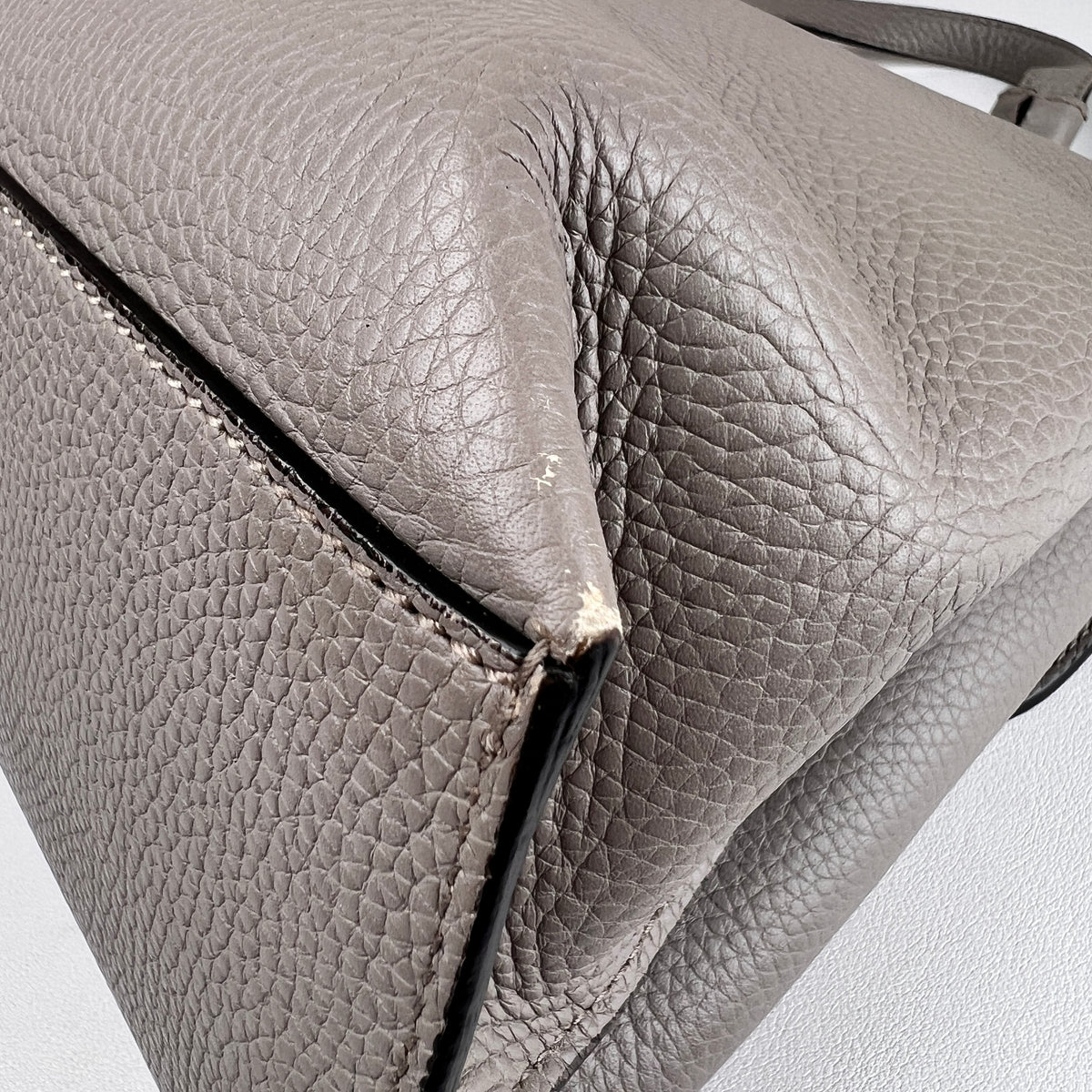 Louis Vuitton Gray Shoulder Bags A-17365