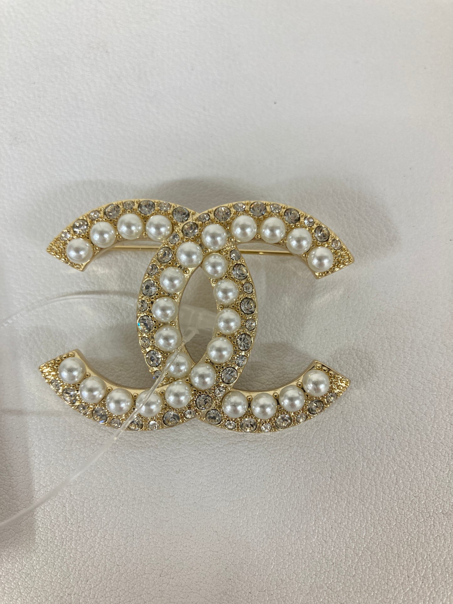 Chanel Gold Brooches A-17377