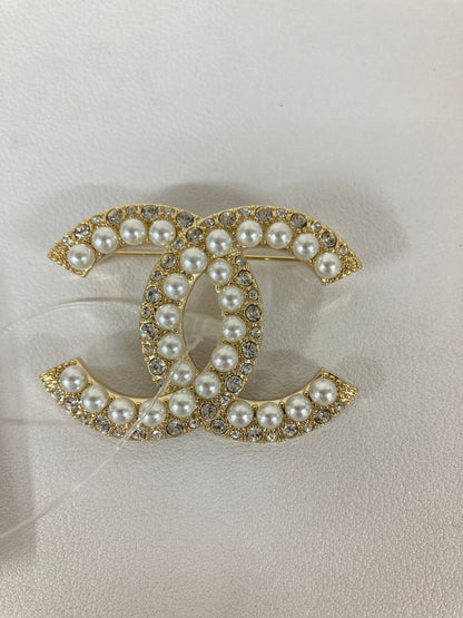 Chanel Gold Brooches A-17377